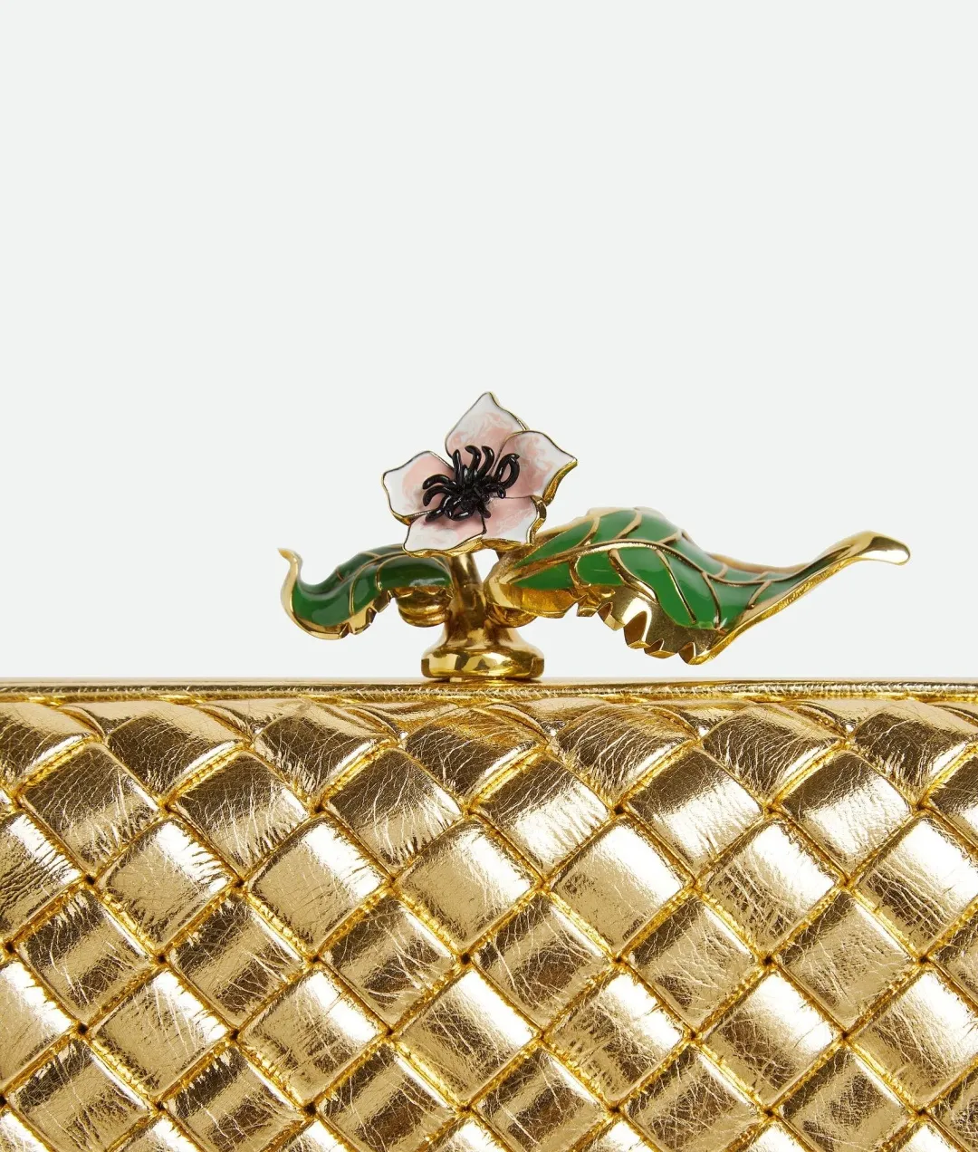Batch 2100 official website picture/upper body picture ~ The golden Knot clutch is here🌸 This is a very powerful small bag. The craftsmen create a metallic texture on the leather. The metal flowers embellished with enamel are also very smart. They are shiny and materialize the wealth🥰